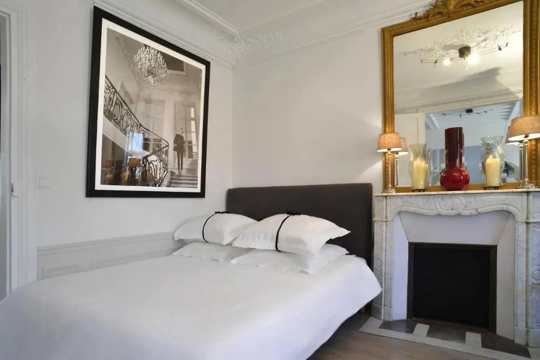 Eiffel Apartment