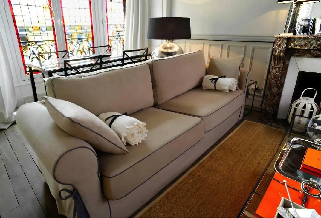 Eiffel Apartment