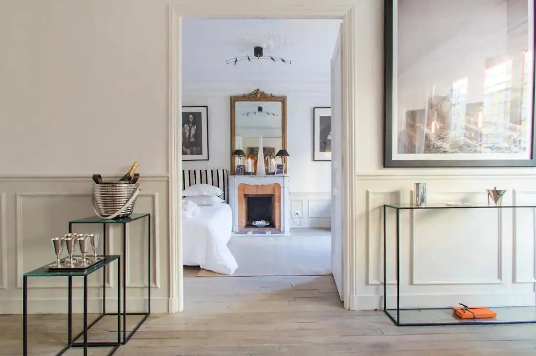 Eiffel Apartment